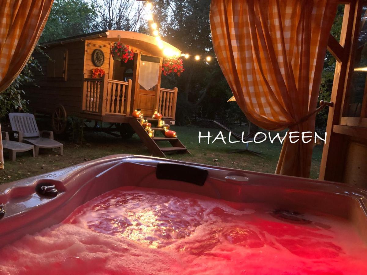 La Roulotte D'Emilie Et Son Jacuzzi Prive Hotel Beurlay Exterior foto